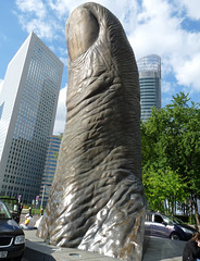 #10 - Daniela Brocca - Paris-Défense-The thumb by César Baldaccini - 10̊ 4points