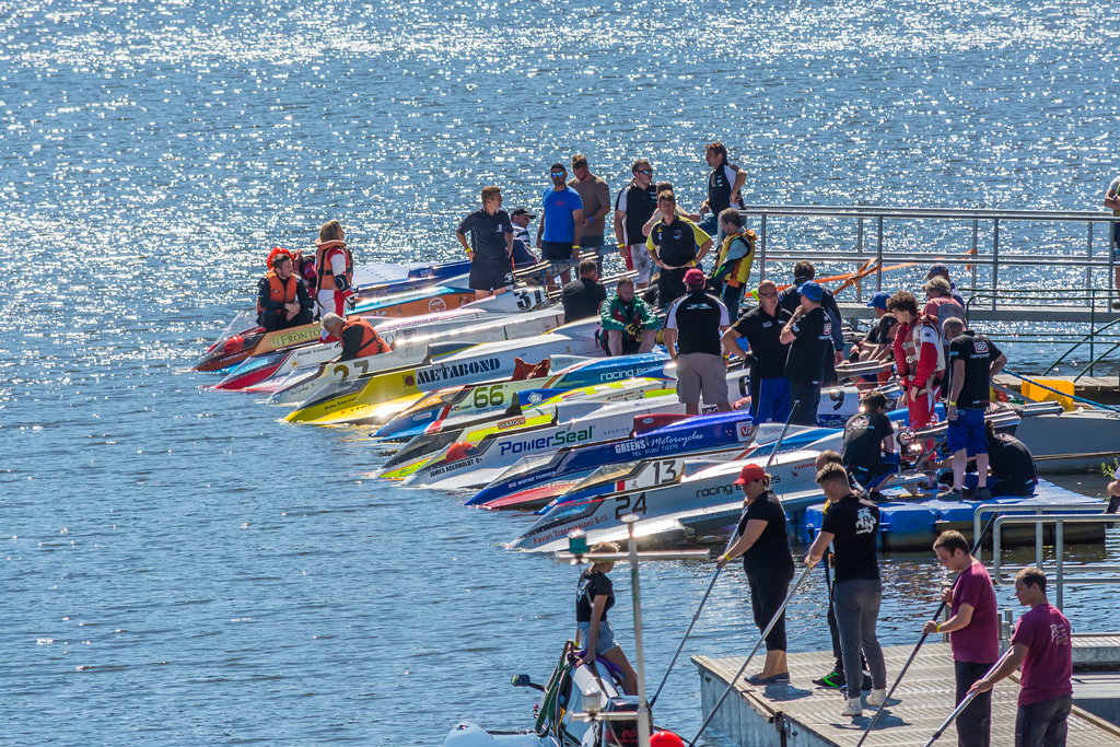 Rennboote am Start