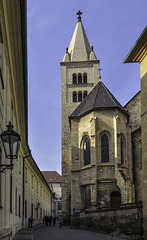 in der Prager Burg - Blick zur Basilika St. Georg (© Buelipix)