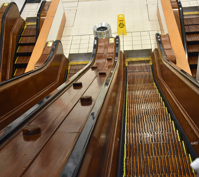 Es gibt sie noch - die alten Holz-Rolltreppen ... Es gibt sie noch - die alten Holz-Rolltreppen ...