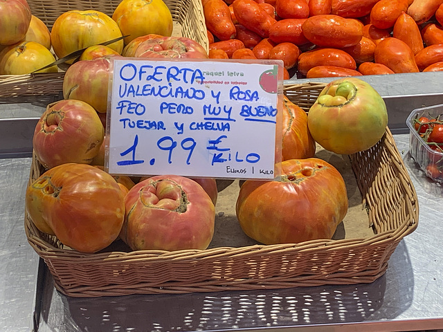 "Ugly but very good" tomatoes, Mercat Central