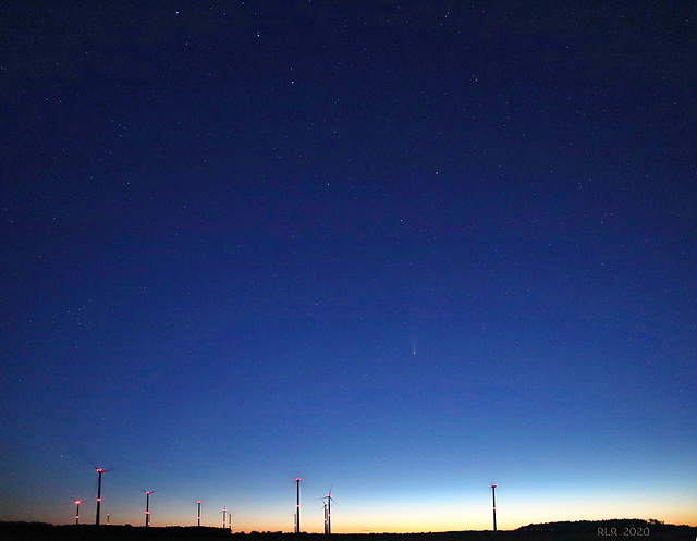 Komet Neowise und Großer Wagen über dem Windpark Hoort