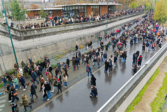 Pourquoi cette foule sur les quais de la Seine ?