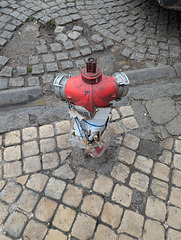 Une borne-fontaine drôlement enrobée / Hydrant strangely covered