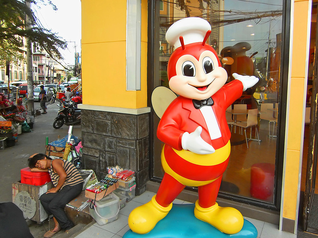 Vor einem Jolly Bee Restaurant in Cebu
