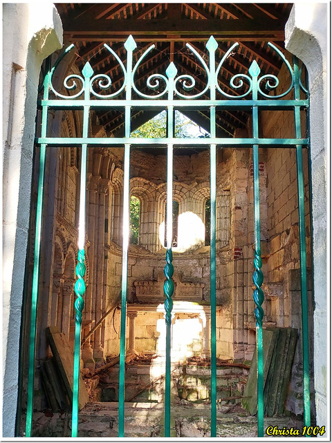 Mausoleum hidden in the forest - HFF