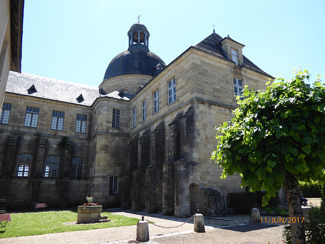 l'ancien Hotel Dieu d'HAUTEFORT