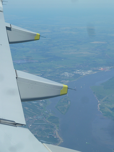 Blick auf die Unterelbe bei der Insel Lühesand nach dem Start in Hamburg-Fulsbüttel