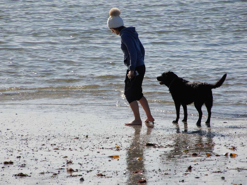 elle met un pied dans l'eau