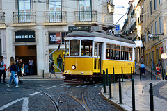 Lisbon 2018 – Eléctrico 568 waiting on Praça Luis de Camões