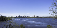 Rockcliffe Lookout - Blick über den Ottawa River auf die Macdonald-Cartier Bridge (© Buelipix)