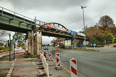 Eisenbahnbrücke der ehem. Krupp-Teststrecke über der Bottroper Straße (Essen-Altenessen) / 24.10.2018