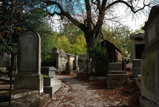 Un lieu fascinant et poétique , le cimetière du Père-Lachaise à Paris .