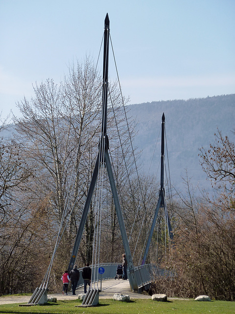 Fussgänger und Fahrradbrücke über den Zihlkanal bei Port