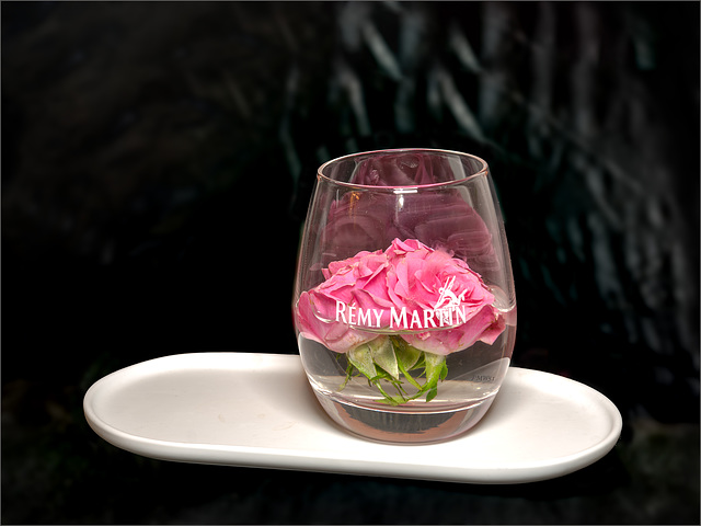 Einmal paar Rosenblüten im Glas statt immer nur Rémy Martin...