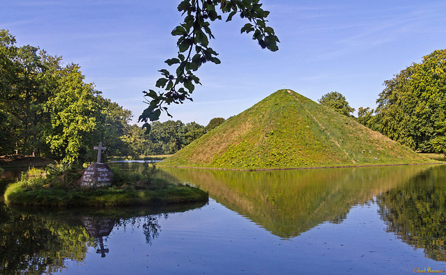 Die Seepyramide im Park von Schloss Branitz mit Gedenkstein (PiP)
