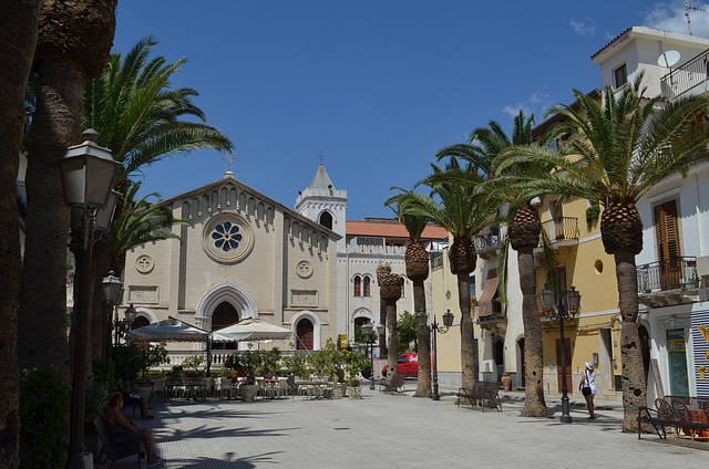 Letojanni, Piazza Durante