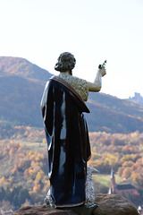 Christusstatue über Albersweiler mit Blick zum Trifels