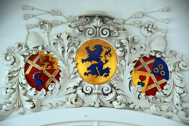 Links das Wappen von Abt OSB Adalbert II. de Medell (1628−1696) von Disentis, in der Klosterkirche Disentis