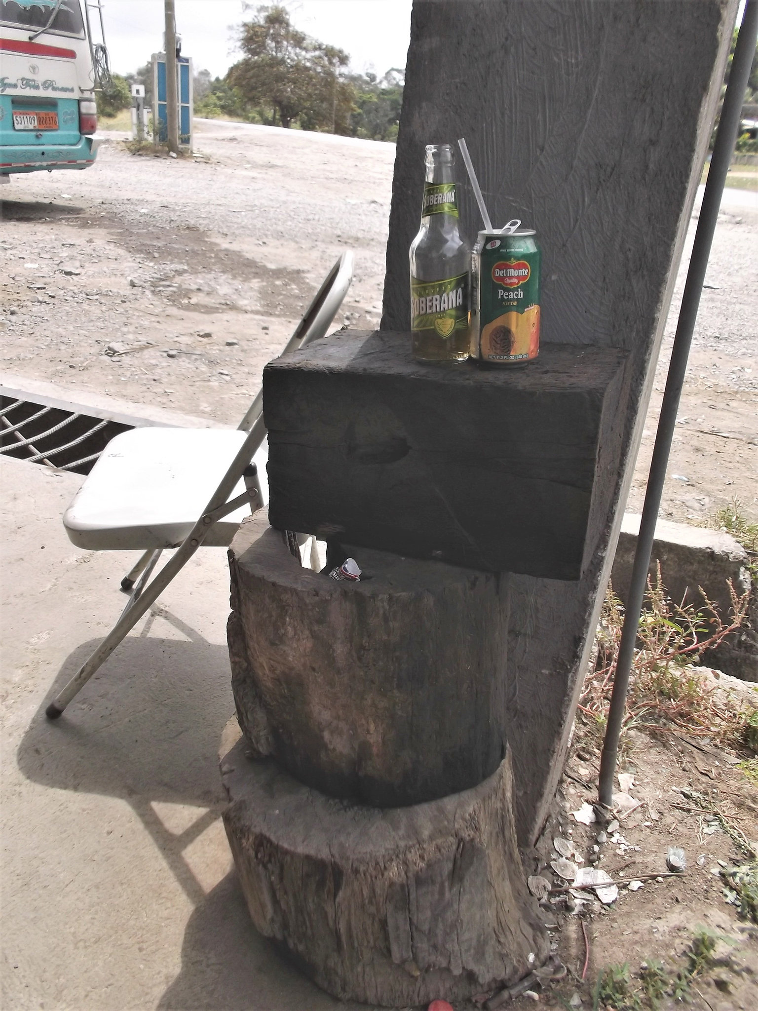 Au Servi Centro Tito avec Cerveza Soberana et jus de pêche