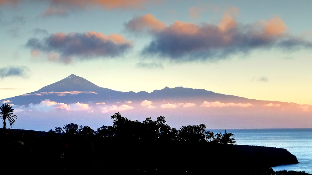 Sonnenaufgang am Teide auf Tenerife, gesehen von La Gomera.