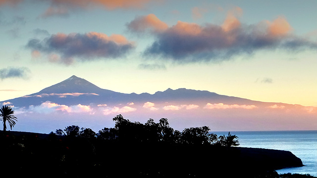 Sonnenaufgang am Teide auf Tenerife, gesehen von La Gomera.