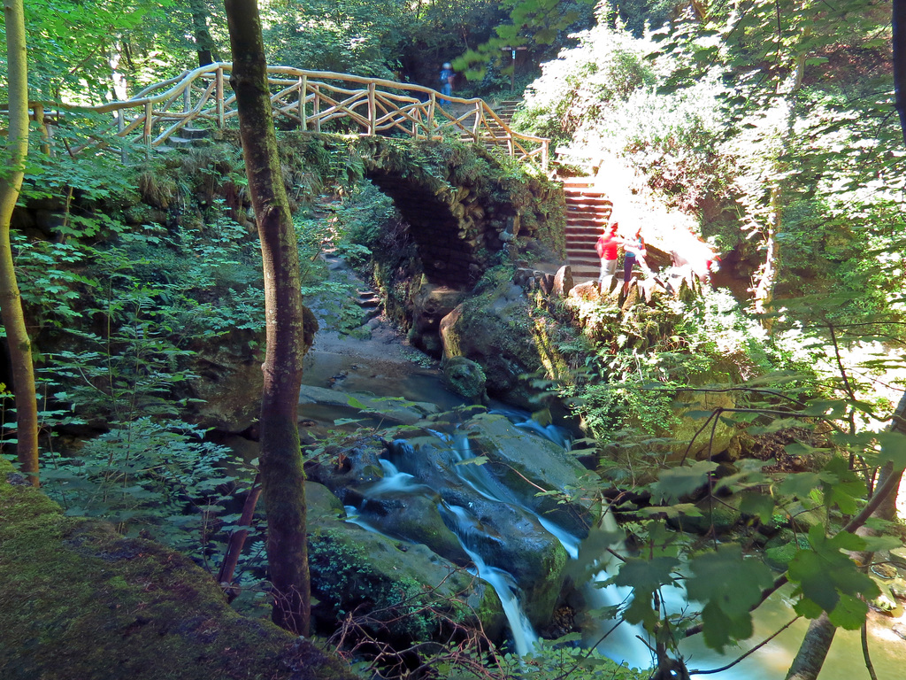 Steinbrücke über die Schwarze Ernz im Müllerthal (Schiessentümpel)