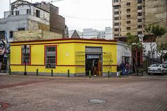 Bodega amarilla (yellow small shops)