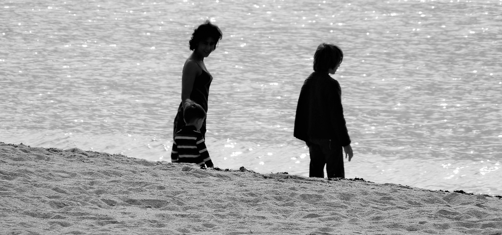 la vie en noir et blanc au bord de l'eau,