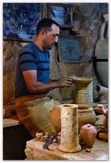 Artisan au tour à potier - Guellala