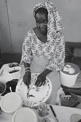 Sénégal - Femme noire 22 - Des raviolis très pimentés et servis avec un charme irrésistible......