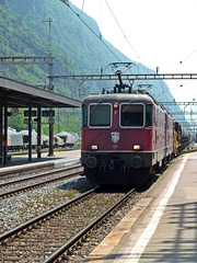 Doppelkomposition von 2 Re 4/4 Lokomotiven im Bahnhof Biasca