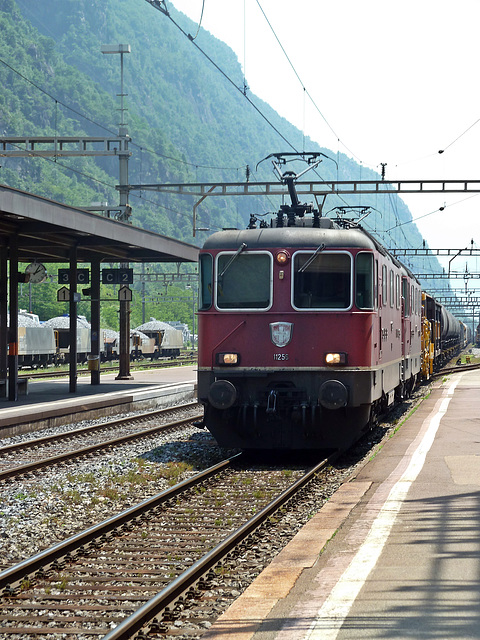 Doppelkomposition von 2 Re 4/4 Lokomotiven im Bahnhof Biasca