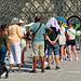 File d'attente pour se faire photographier devant les anneaux olympiques