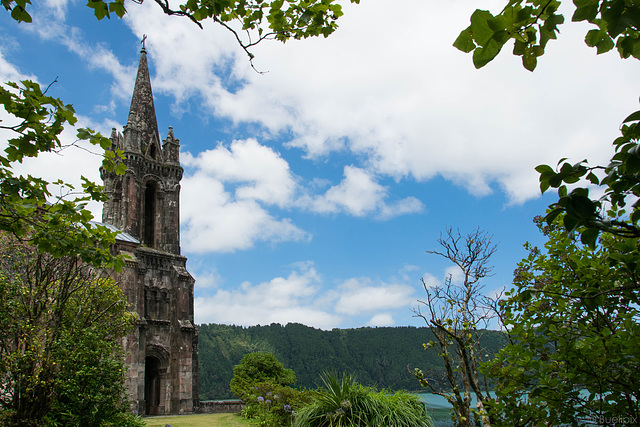 die Capela de Nossa Senhora das Vitórias am Lagoa das Furnas (© Buelipix)