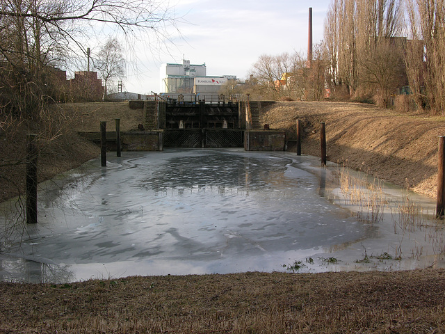 Eine alte Schleuse im Ruhestand