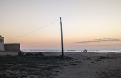 Un poteau somnolent et solitaire / A sleepy, lonely pole