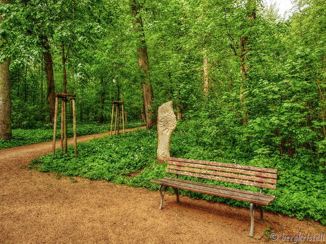 Bank und Steinskulptur