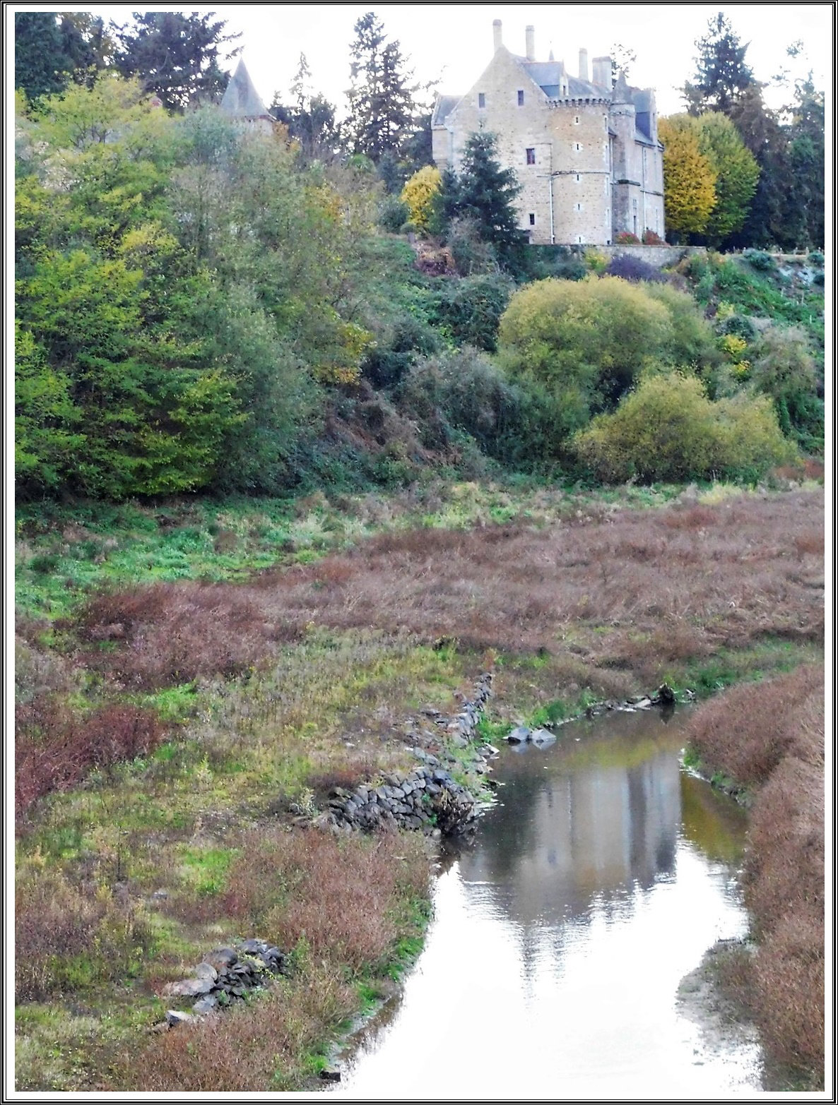 Reflets du château de Beaumont sur la Rance à Guitté (22)