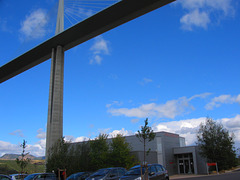 Sous le viaduc de Millau (France)