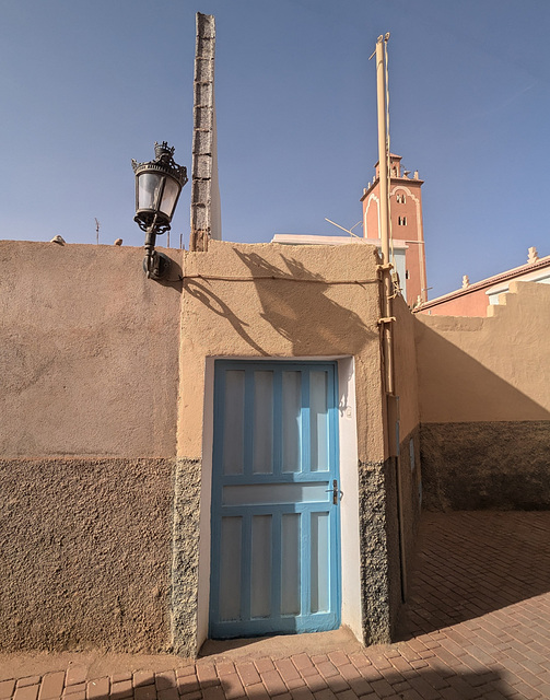Lampadaire, porte et mosquée / Streetlamp, door and mosque