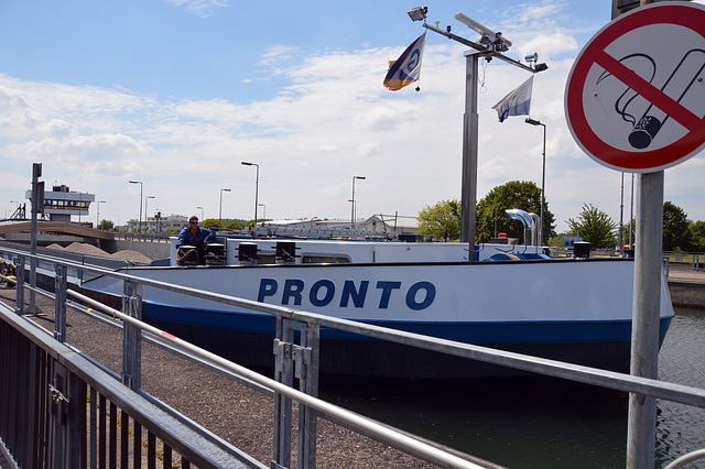 MS PRONTO bei der Einfahrt in die Schleuse auf Oberwasser