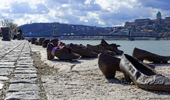 Schuhe am Donauufer - Shoes on the Danube (© Buelipix)