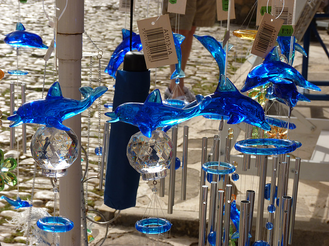 Oggetti appesi : delfini di vetro blu fanno suonare campanelli - s0uvemirs a OMODOS