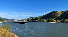 DE - Andernach - Ein Schiff auf dem Rhein