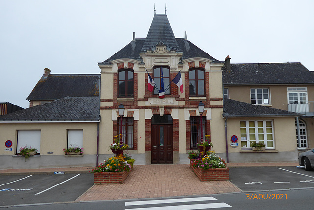 la jolie mairie de NEAU Mayenne