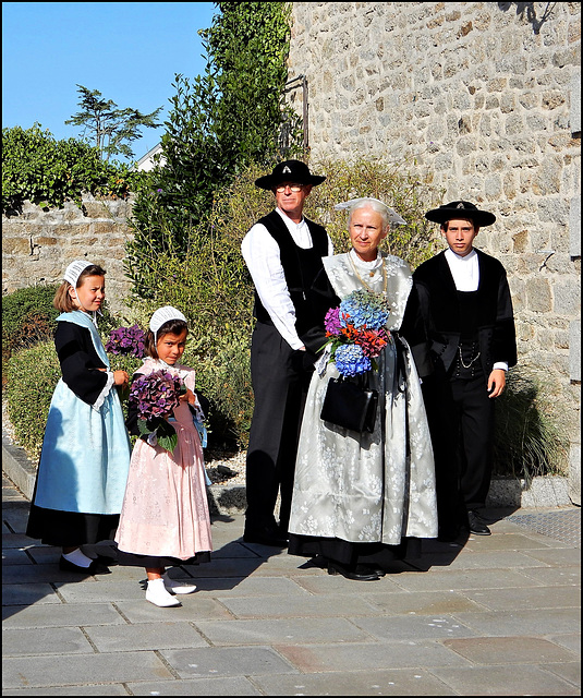 en attendant  la célébration du pardon on admire les beaux costumes,