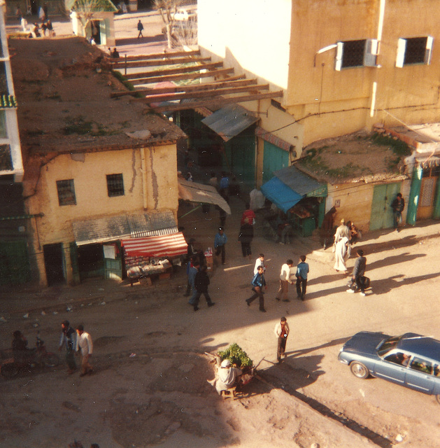 Morroco live action from a roof / Voir la vie marocaine depuis un toit