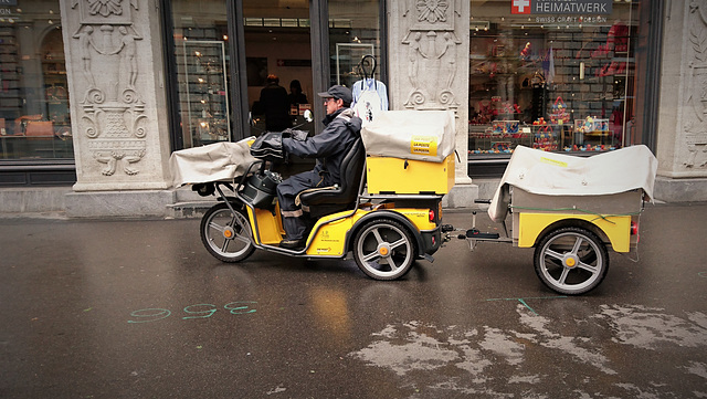 Postmann im Regen