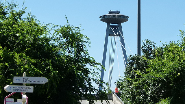 Donaubrücke mit Restaurant "Ufo"